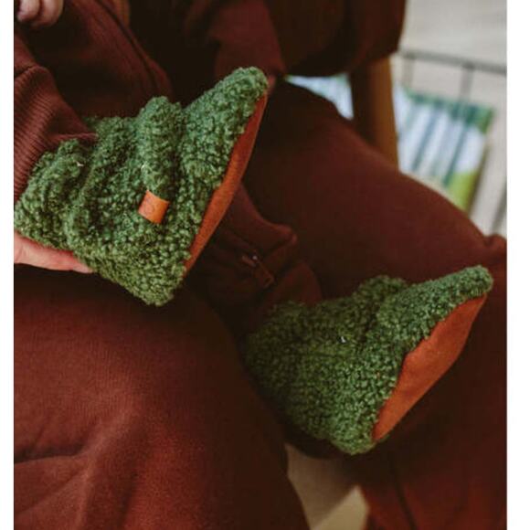 Goumi Stay On Sherpa Baby Boots in Spruce NWT 12-18 months - Picture 1 of 4